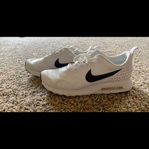 Nike athletic shoes women’s